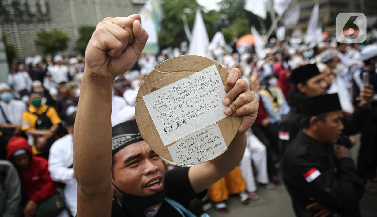 Massa demonstran dari gabungan elemen Islam menggelar aksi damai mengecam Presiden Prancis Emmanuel Macron di kawasan Sarinah, Jakarta, Senin (2/11/2020). Mereka datang dengan berbagai atribut mengecam pernyataan presiden Emmanuel Macron yang dianggap menghina Islam. (Liputan6.com/Faizal Fanani)
