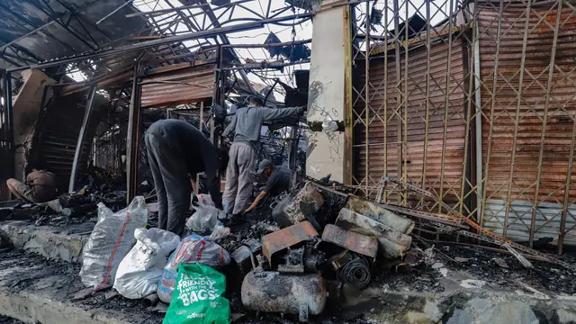 Penampakan Pasar Taman Puring Pasca-Kebakaran, Tinggal Puing Kerangka dan Kepulan Asap