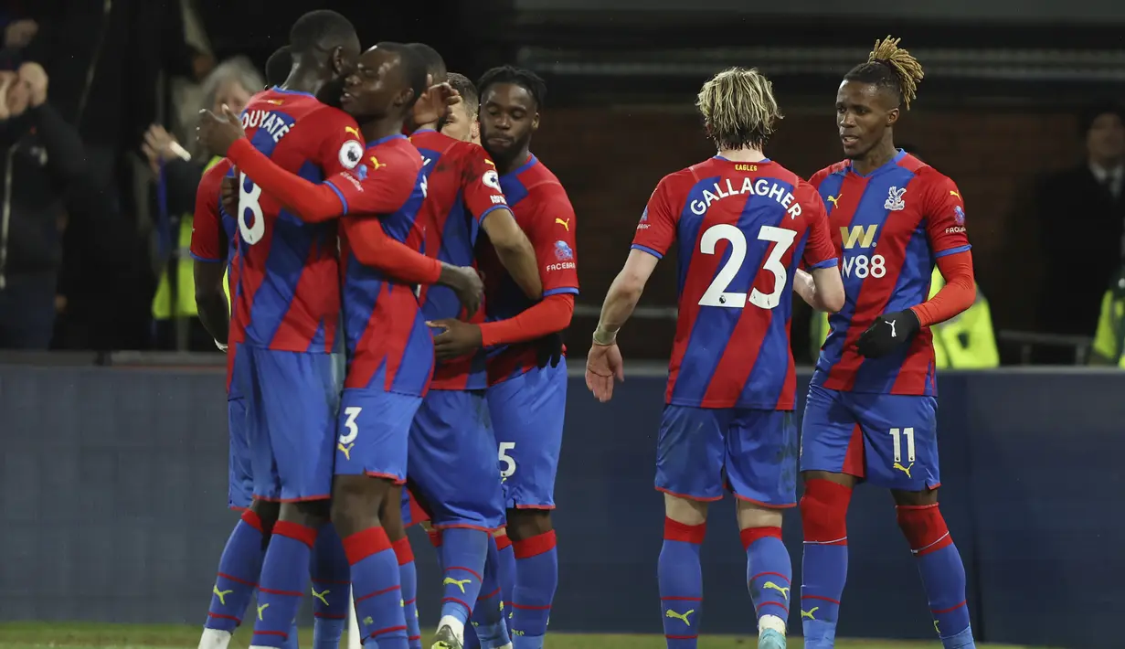 Para pemain tim Crystal Palace merayakan gol yang dicetak penyerang Wilfried Zaha (kanan) ke gawang Arsenal pada pertandingan lanjutan Liga Inggris di stadion Selhurst Park di London, Inggris, Selasa (5/4/2022). Crystal Palace menang telak atas Arsenal 3-0. (AP Photo/Ian Walton)