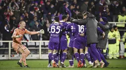 Pemain Fiorentina merayakan kemenangan atas Bologna pada laga Coppa Italia di Stadion Artemio Franchi, Rabu (10/1/2024). Kemenangan ini membawa La Viola melaju ke babak semifinal. (LaPresse via AP/Massimo Paolone)