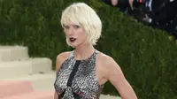Taylor Swift tampil di Met Gala dengan penampilannya yang berbeda yaitu bergaya gothic (Billboard)