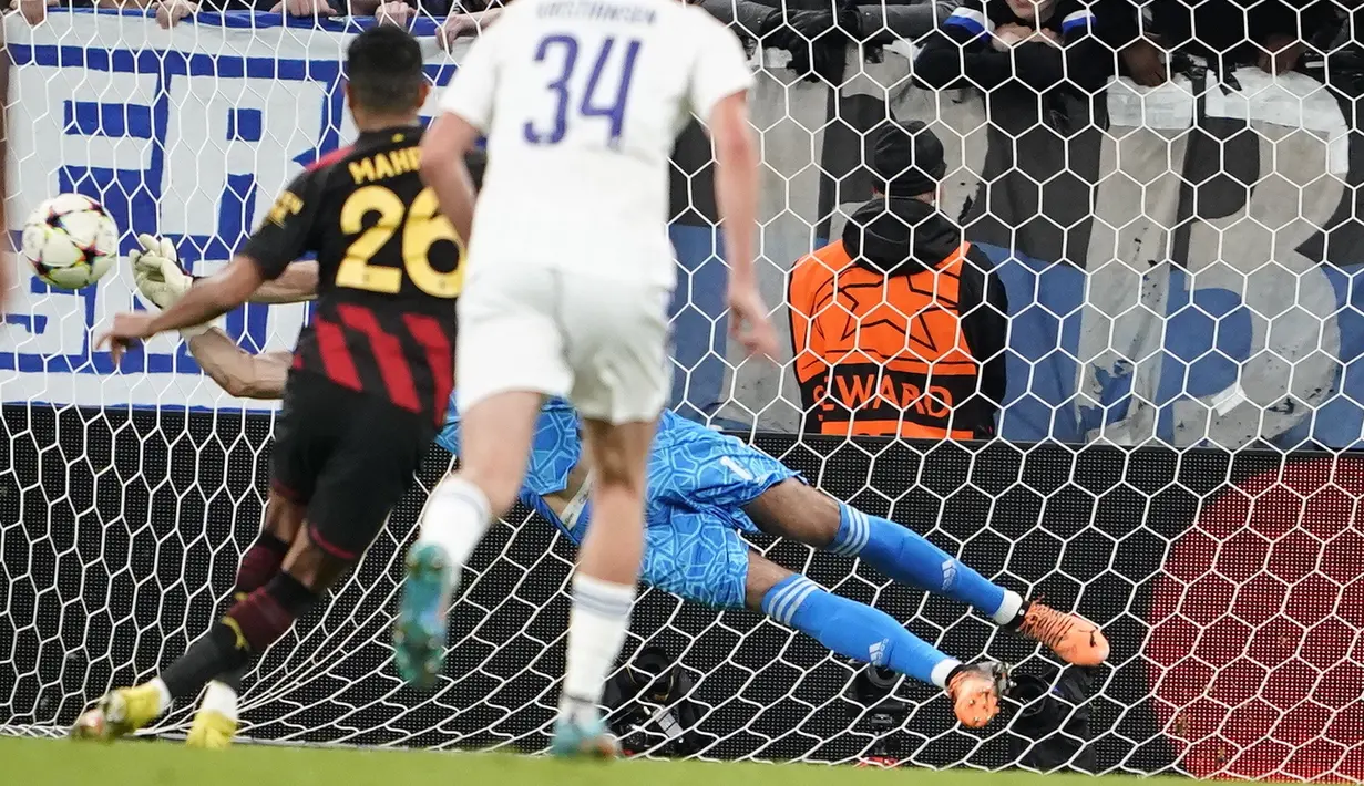 <p>Penjaga gawang FC copenhagen Kamil Grabara menyelamatkan penalti yang ditendang oleh pemain Manchester City Riyad Mahrez selama pertandingan grup G Liga Champions di Stadion Parken di Kopenhagen, Denmark, Selasa 11 Oktober 2022. FC Copenhagen bermain imbang atas City 0-0. (Liselotte Sabroe/Ritzau Scanpix via AP)</p>
