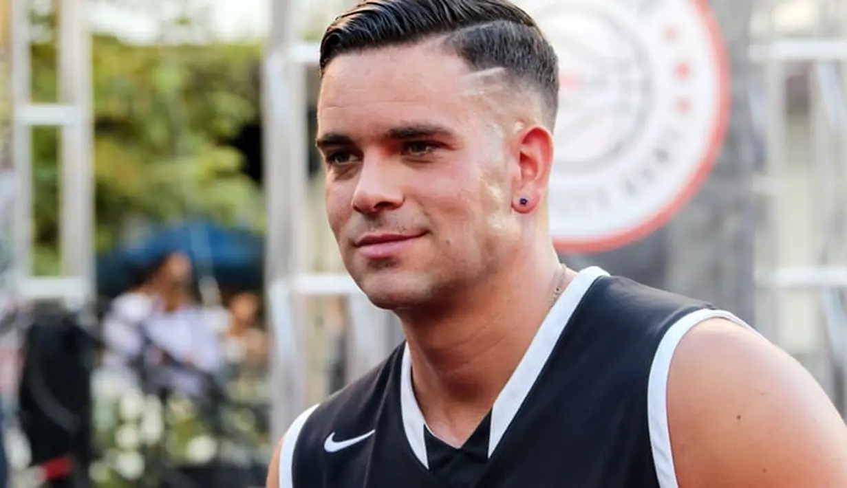 Merasa panik, ia pun meminta teman sekamarnya untuk menelpon ambulans. (Rolling Stone)