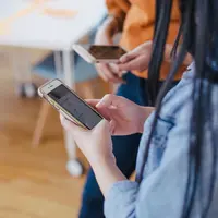 Ilustrasi bermain media sosial/copyright unsplash.com/Jason Goodman