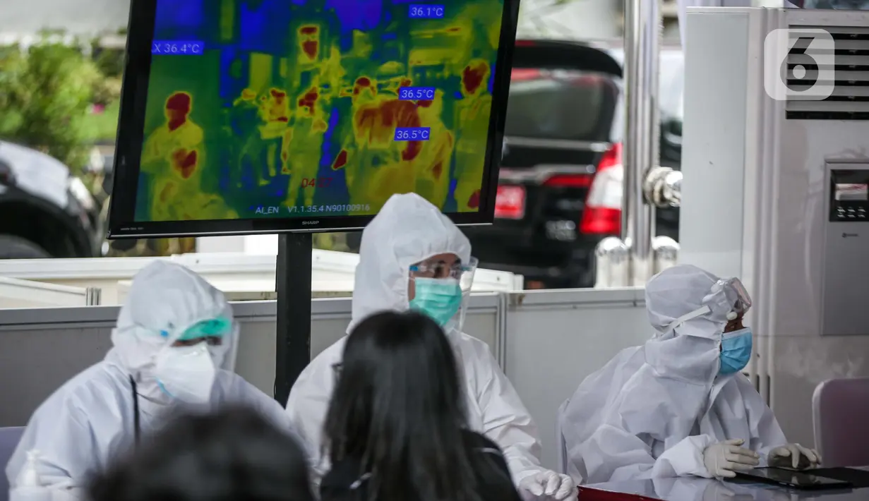 Petugas kesehatan mendata pegawai KPU dan Wartawan saat mengikuti swab test dan tes diagnostik cepat (rapid test) COVID-19 secara massal di Gedung KPU, Jakarta, Selasa (4/8/2020). (merdeka.com/Faizal Fanani)
