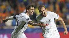 Ekpresi pemain Tottenham, Harry Kane (kanan) setelah membobol gawang APOEL Nicosia pada laga grup H Liga Champions di GSP stadium,  Nicosia, Siprus, (26/9/2017). Tottenham menang 3-0. (AP/Petros Karadjias)