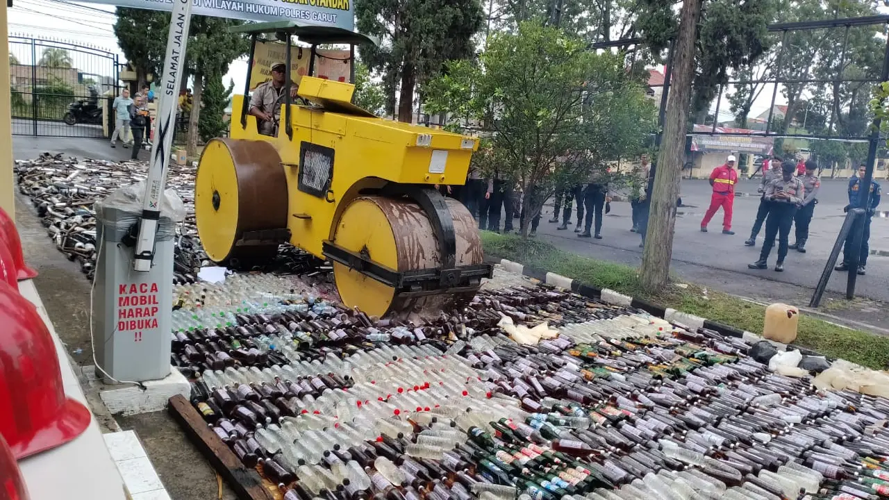 Polres Garut kembali memusnahkan sekitar 4.051 botol miras siap edar menjelang datangnya lebaran idul fitri 2024. Tidak hanya itu sebanyak 2.475 knalpot brong ikut dimusnahkan dalam kegiatan pemusnahan itu. (Liputan6.com/Jayadi Supriadin)