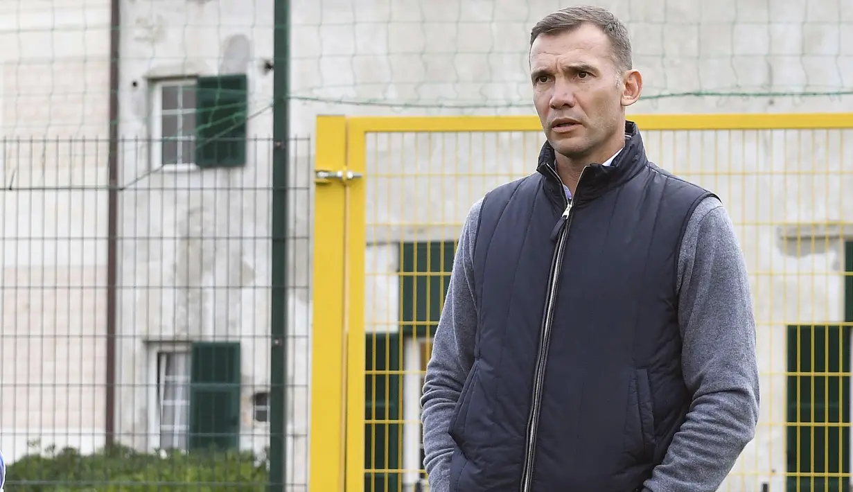 Mantan penyerang AC Milan Andriy Shevchenko, yang baru direkrut sebagai pelatih Genoa pada hari Minggu, tiba di Genoa, Italia, Senin (8/11/2021). Sebelumnya, ia juga melatih Tim Nasional (Timnas) Ukraina sebelum mundur pada Agustus 2021. (Tano Pecoraro/LaPresse via AP)
