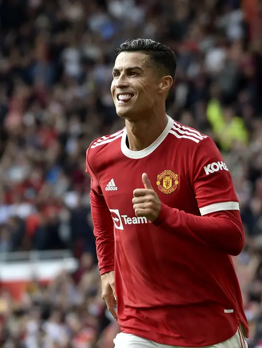 Penyerang Manchester United, Cristiano Ronaldo melakukan selebrasi usai mencetak gol pembuka timnya ke gawang Newcastle United pada pertandingan Liga Inggris di stadion Old Trafford, Sabtu (11/9/2021). Ronaldo mencetak dua gol dan mengantar MU menang atas Newcastle 4-1. (AP Photo/Rui Vieira)
