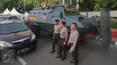 Polisi saat melakukan penjagaan di Kawasan Bundaran HI, Jakarta, kamis (31/12). Kegiatan ini untuk  perayaan pergantian tahun baru. (Liputan6.com/Angga Yuniar)