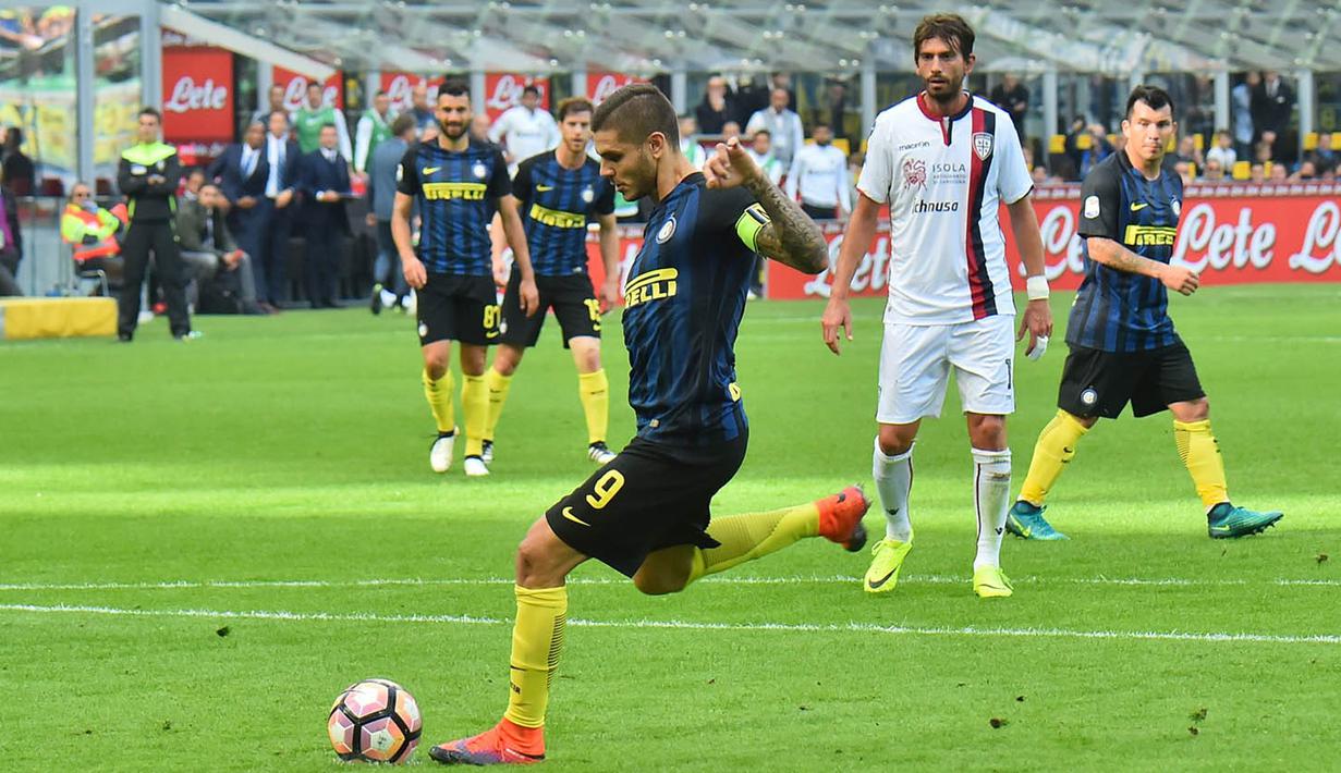 Striker Inter Milan, Mauro Icardi, berusaha membobol gawang Cagliari pada laga Serie A di Stadion San Siro, Milan, Minggu (16/20/2016). Inter Milan kalah 1-2 dari Cagliari. (AFP/Giuseppe Cacace)