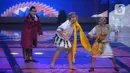 Penampilan Nassar, Gilang DIrgahari, Caisar dalam malam puncak Indonesian Dangdut Awards 2021 di Studio 5 Indosiar, Jakarta, Rabu (1/12/2021). Indonesian Dangdut Awards 2021 merupakan ajang bergengsi yang diberikan untuk insan-insan dangdut tanah air. (Liputan6.com/Faizal Fanani)