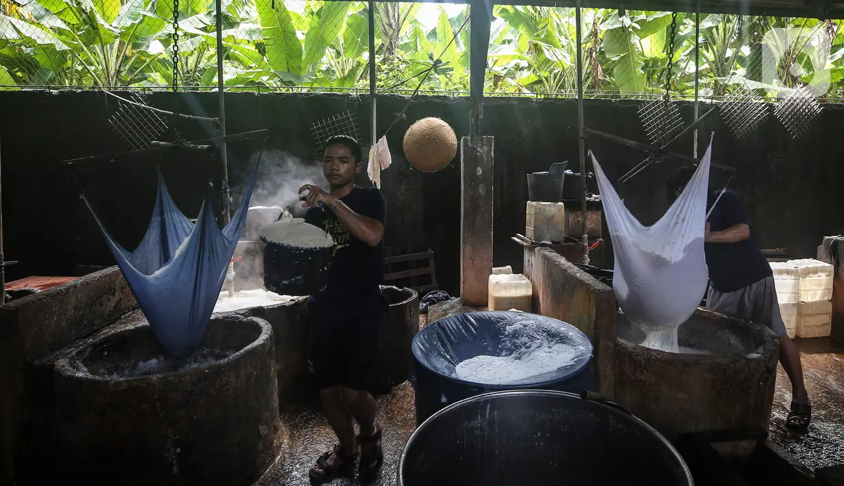 Pekerja beraktivitas di salah satu sentra produksi tahu di Jakarta, Selasa (25/5/2021). Perajin tahu dan tempe memilih untuk menjaga stabilitas pasar dengan mengurangi produksi hingga 30 persen guna menekan biaya produksi, seiring dengan berlanjutnya kenaikan harga kedelai (Liputan6.com/Johan Tallo)