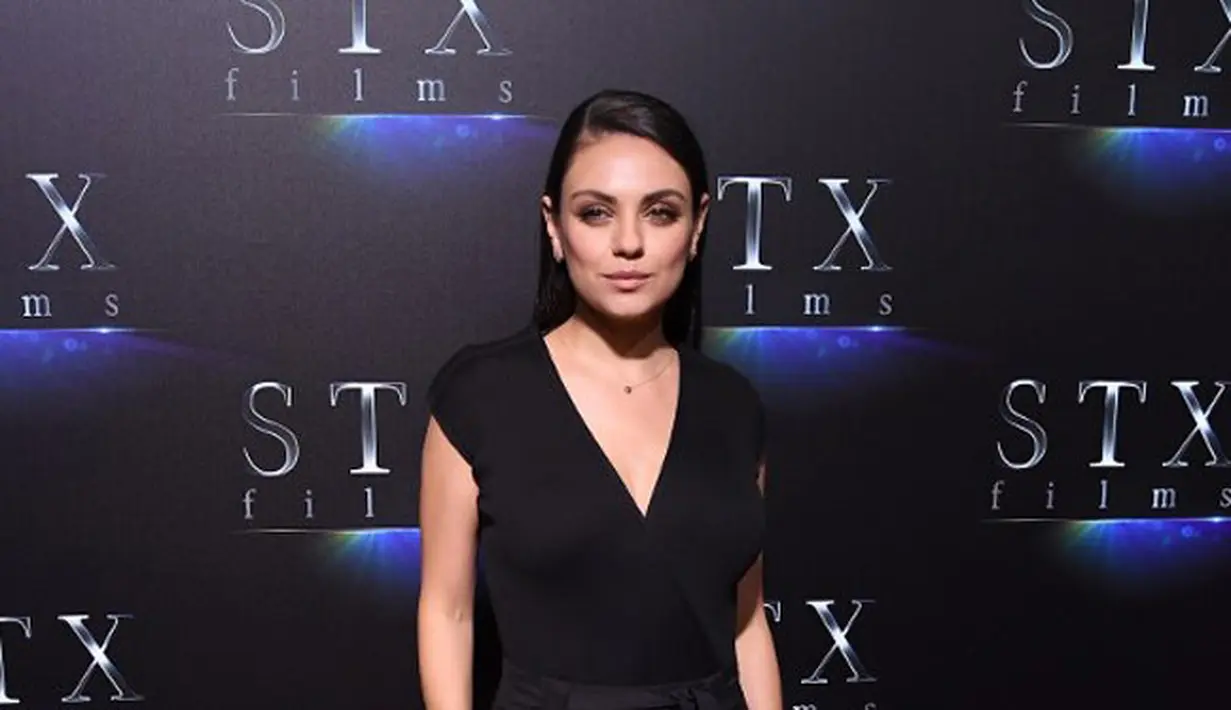 Selain itu, Ashton merasa anak-anaknya masih terlalu kecil dan memiliki hak untuk menjalani hidupnya dengan normal. Ashton pun tak ingin jika nanti buah hatinya ramai menjadi sasaran publik. (AFP/Angela Weiss)