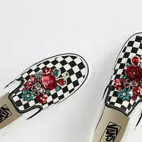 Saatnya hiasi tampilan sepatu dengan detail yang mewah sekaligus glamor.