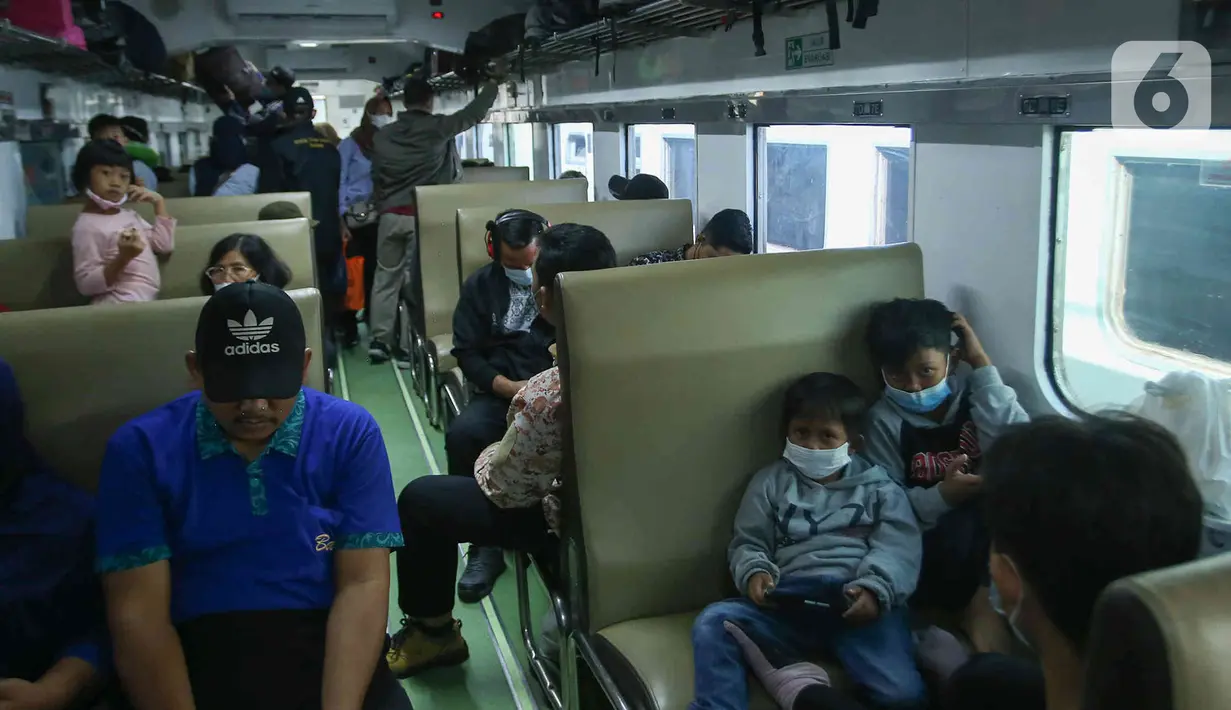 Penumpang menaiki kereta api tujuan mereka di Stasiun Senen, Jakarta, Jumat (8/7/2022). Dua hari menjelang Idul adha 2022, jumlah penumpang kereta api jarak jauh meningkat dua kali lipat di Stasiun Pasar Senen dengan jumlah 14.470 penumpang dari 24 jadwal keberangkatan KA. (Liputan6.com/Herman Zakharia)