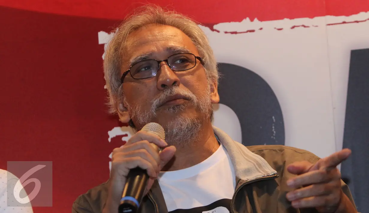 Iwan Fals memberikan komentar saat jumpa pers Konser Suryanation Bangkit untuk Satu di kawasan Sudirman, Jakarta, Senin (21/03/2016). Rencananya Konser tersebut akan digelar dalam 5 seri konser akbar di 5 pulau di Indonesia. (Liputan6.com/Herman Zakharia)