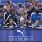 Pelatih Leicester City, Claudio Ranieri (tengah) memegang trofi juara Liga Inggris 2015/2016 saat keliling kota  Leicester, (16/5/2016). (AFP/Glyn Kirk)