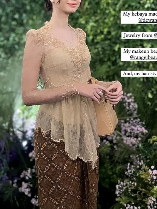 Jadi bridesmaid, Yuki Kato mengenakan kebaya coklat senada dengan hand bag Diornya. [@yukikt]
