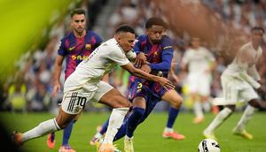 Alejandro Balde (Barcelona) mengawal Kylian Mbappe (Real Madrid) dalam laga La Liga 2025/2026 di Santiago Bernabeu, 26 Oktober 2025. (AP Photo/Bernat Armangue)