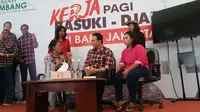  Seorang ibu warga Jatinegara mengadu kepada Gubernur nonaktif DKI Jakarta Basuki Tjahaja Purnama atau Ahok di Rumah Lembang.