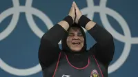 Ekspresi lifter Indonesia, Nurul Akmal setelah melakukan angkatan clean and jerk saat berkompetisi dalam cabang olahraga angkat besi +81kg putri Olimpiade Paris 2024 di South Paris Arena, Paris, Prancis, Minggu (11/08/2024). (AP Photo/Kin Cheung)