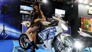 Model berpose di dekat motor Honda CBR 1000 RR yang dihiasi kristal Swarovski saat pameran Tokyo Auto Salon di Makuhari Messe, Chiba, Jepang (12/1). Pameran modifikasi ini diselenggarakan dari tanggal 12-14 Januari 2018. (AFP Photo/Toshifumi Kitamura)