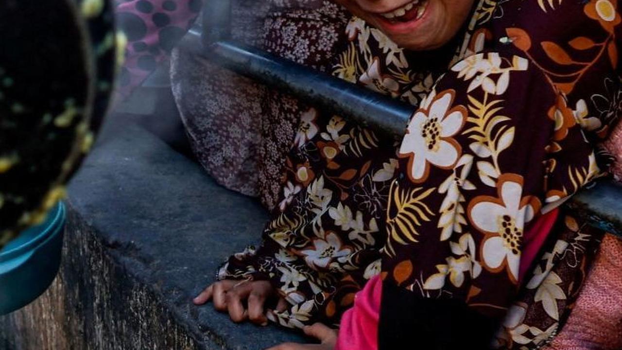 FOTO: Jeritan Anak-Anak Palestina yang Lapar Berebut Makanan di Tengah Krisis Pangan Bulan Ramadan