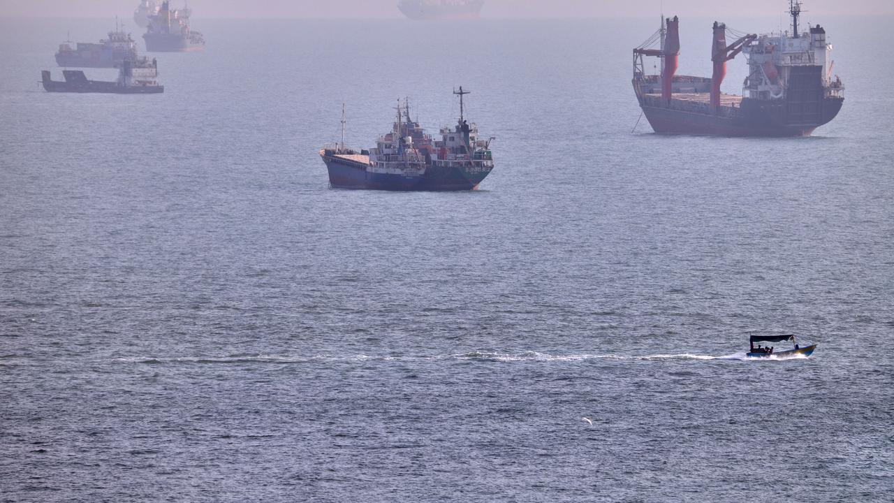 Sebuah perahu kecil berlayar melewati kapal kargo dan kapal komersial lainnya yang sedang berlabuh di Selat Hormuz, di lepas pantai Bandar Abbas, Iran, Rabu, 5 Agustus 2026. (Amirhosein Khorgooi/ISNA via AP)