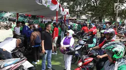 Montir menservis dan ganti oli motor milik buruh secara gratis di Lapangan Ahmad Yani, Tangerang, banten (1/5). Lebih 500 sepeda motor medapatkan servis dan ganti oli secara gratis oleh Serikat Pekerja Seleruh Indonesia. (Merdeka.com/Arie Basuki)