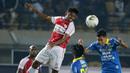 Gelandang Persib Bandung, Erwin Ramdani, duel udara dengan gelandang Persipura Jayapura, Imanuel Wanggai, pada laga Liga 1 2019 di Stadion Si Jalak Harupat, Bandung, Sabtu (18/5). Persib menang 3-0 atas Persipura. (Bola.com/M. Iqbal Ichsan)