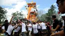 Menara kremasi di arak menuju lokasi pembakaran.  Ngaben tersebut melibatkan 63 sawa (kerangka jenazah) dikremasi dalam prosesi sakral. (AFP/Sonny Tumbelaka/wwn)  