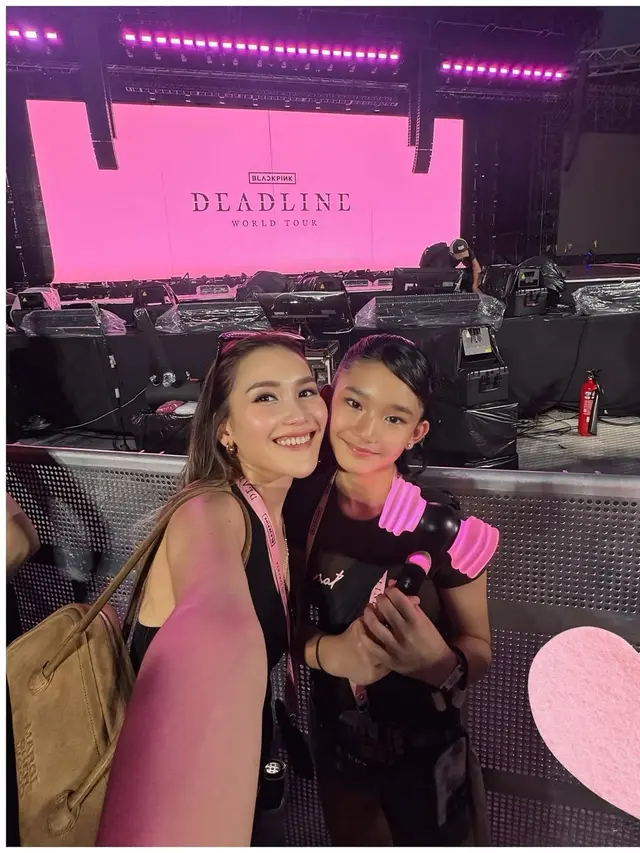 Blink Garis Keras, Ayu Ting-Ting dan Bilqis Nonton Konser BLACKPINK Dua Hari Berturut-Turut dengan Gaya Edgy hingga Balletcore