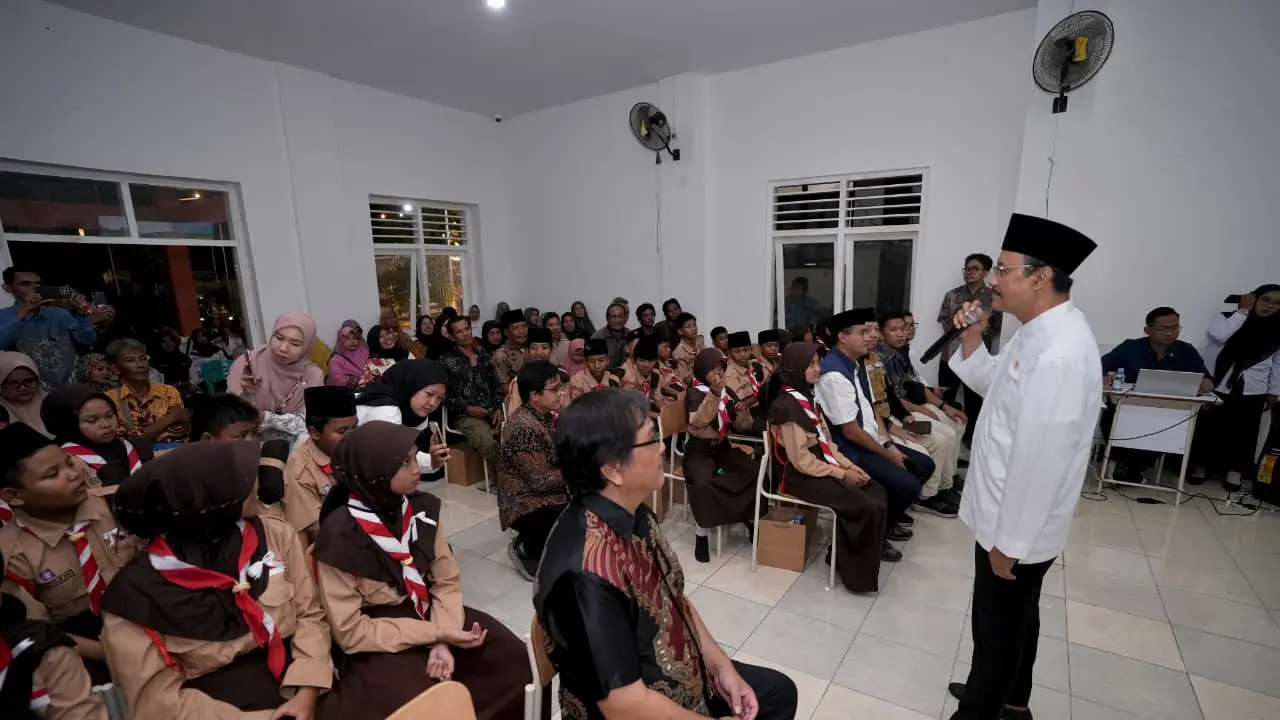 Menteri Sosial Saifullah Yusuf (Gus Ipul) berkunjung dan berdialog dengan siswa dan orang tua siswa Sekolah Rakyat Menengah Pertama 15 Mojokerto, Jawa Timur, Sabtu (11/10/2025) malam (Istimewa)