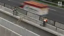 Pekerja menyelesaikan pembangunan proyek kereta ringan (LRT) di kawasan Kampung Makassar, Jakarta, Rabu (19/7). Gubernur DKI Jakarta Djarot Saiful Hidayat meminta agar sarana transportasi masal MRT dan LRT berkoordinasi. (Liputan6.com/Immanuel Antonius)