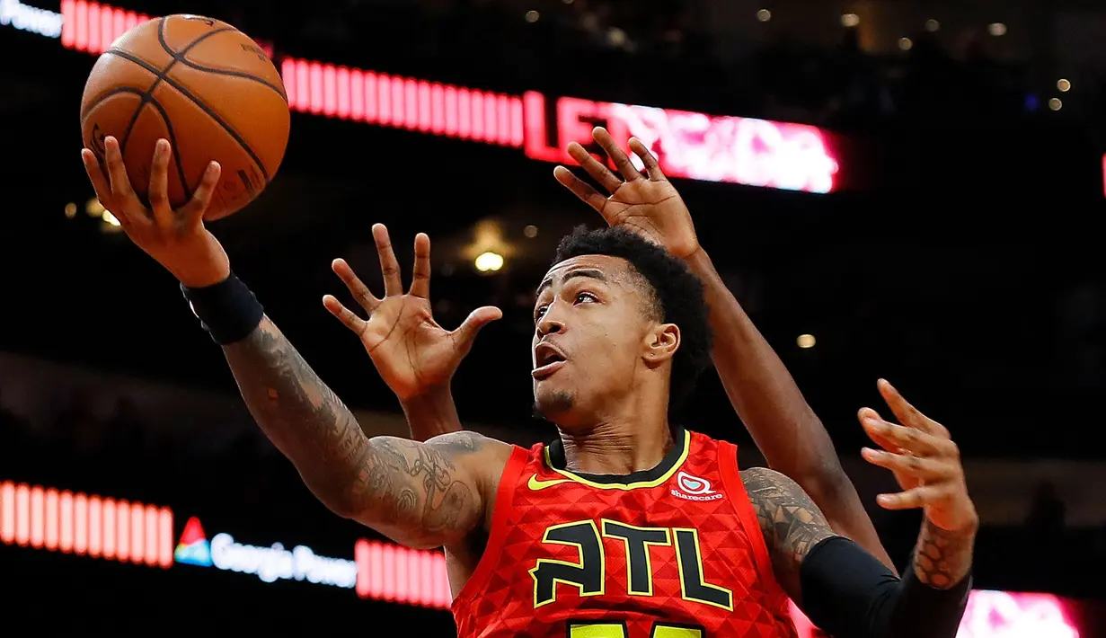 John Collins merupakan salah satu pemain yang berjasa mengantar Atlanta Hawks mencapai babak final wilayah timur. Walapun dihentikan oleh Milwaukee Bucks, duet impresifnya bersama Trae Young dapat menyulitkan tim lawan. (Foto: Getty Images via AFP/Kevin C. Cox)