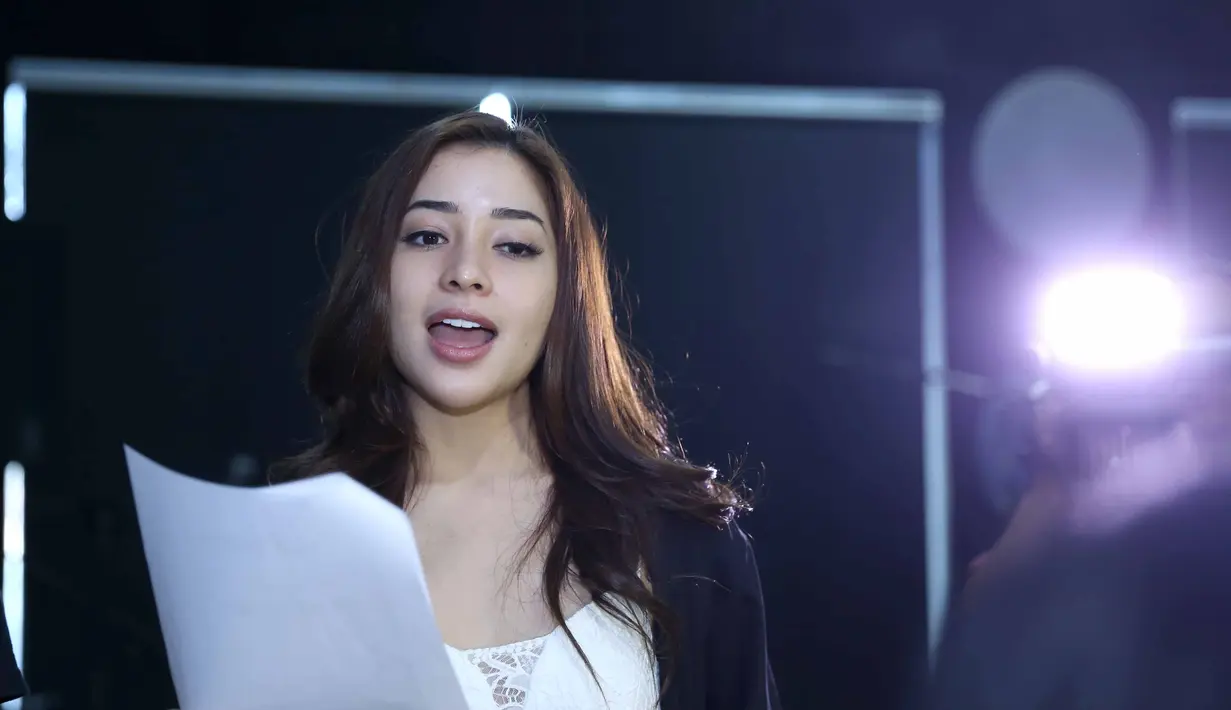 "Lagunya bagus banget dan pasti bakalan seru banget. Jadi hari ini belajar mengenal nada-nada dan pembagian suaranya, pokoknya nanti bakalan seru," ujar Nikita Willy. (Nurwahyunan/Bintang.com)