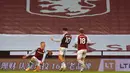 Pemain Aston Villa Ross Barkley (kiri) melakukan selebrasi usai mencetak gol ke gawang Liverpool pada pertandingan Liga Premier Inggris di Stadion Villa Park, Birmingham, Inggris, Minggu (4/10/2020). Aston Villa mengalahkan Liverpool 7-2. (Cath Ivill/Pool via AP)
