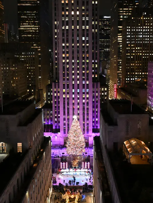 <p>Pohon cemara Norwegia setinggi 80 kaki dihiasi dengan sekitar 50.000 lampu, yang total kawatnya sepanjang sekitar 5 mil. (Diane Bondareff/AP Images for Tishman Speyer)</p>