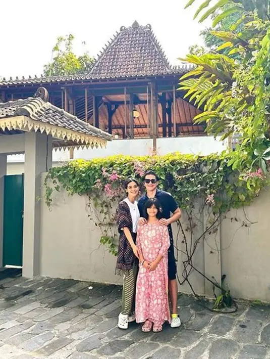 Sebagai pasangan selebriti yang selalu produktif dalam berkarya, Vino dan Marsha Timothy menjadi salah satu pasangan selebriti paling harmonis. Kehidupan rumah tangga keduanya pun selalu terlihat rukun dan mesra bersama dalam jalani karier maupun mengasuh buah hati. (Vino G Bastian/IG/@vinogbastian__)