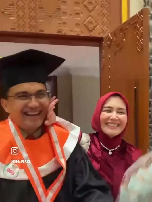 Dine mengaku sempat takut dengan ulah sang suami. Ternyata, Sahrul jalan ke panggung dan kemudian menghibur para wisudawan dan wisudawati lain. [Instagram/dine.pearl]