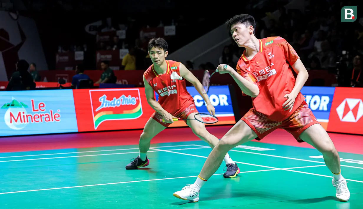 Pebulu tangkis ganda putra China, Chen Bo Yang/Liu Yi berusaha mengembalikan kok ke arah pasangan Indonesia, Fajar Alfian/Muhammad Sohibul Fikri dalam laga 32 besar Indonesia Open 2026 di Istora Senayan, Jakarta, Rabu (03/06/2026). (Bola.com/Bagaskara Lazuardi)