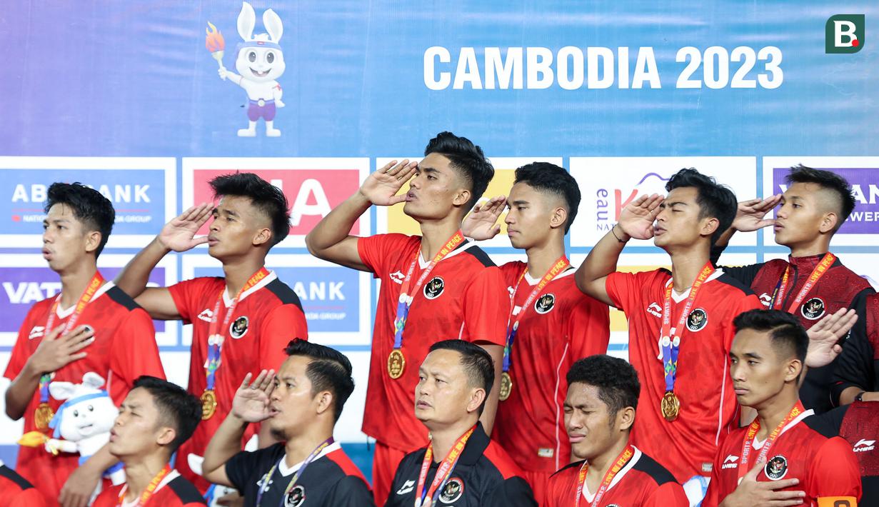 Sejumlah pemain dan ofisial Timnas Indonesia U-22 menyanyikan lagu kebangsaan Indonesia Raya setelah memenangkan laga final sepak bola SEA Games 2023 melawan Thailand di Olympic Stadium, Phnom Penh, Kamboja, Selasa (16/05/2023). (Bola.com/Abdul Aziz)