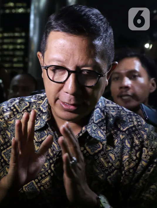 Mantan Menteri Agama Lukman Hakim Saifuddin meninggalkan gedung KPK usai menjalani pemeriksaan, Jakarta, Jumat (15/11/2019). KPK memeriksa Lukman Hakim Saifuddin untuk klarifikasi lanjutan terkait kewenangannya di Kementerian Agama selama menjabat Menteri Agama. (Liputan6.com/Helmi Fithriansyah)