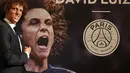 Pesepakbola asal Brasil, David Luiz, berpose di depan poster bergambar dirinya usai konferensi pers di Paris, Perancis, (7/8/2014). (REUTERS/Benoit Tessier)