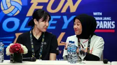Pemain Red Sparks, Megawati Hangestri Pertiwi (kanan) bercanda dengan Yeum Hye-seon saat konferensi pers jelang laga Fun Volleyball 2024 melawan Indonesia All Stars di Hotel Mulia, Senayan, Jakarta, Jumat (19/04/2024). (Bola.com/Bagaskara Lazuardi)