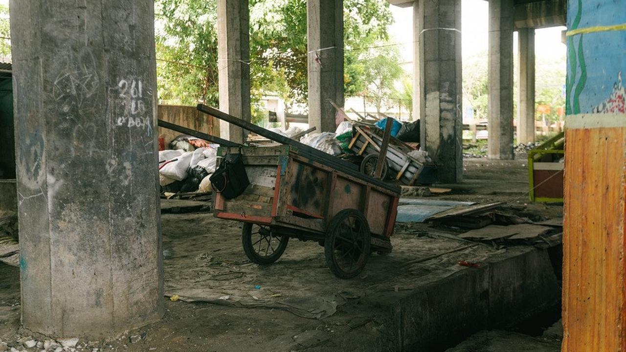 8 Potret Andien Buka Sekolah Gratis di Tengah Tumpukan Sampah Rawa Bebek, Banjir Pujian