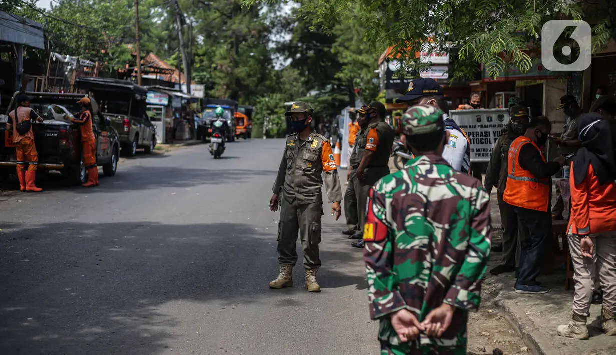 Petugas saat razia masker di kawasan Karang Tengah Lebak Bulus, Jakarta, Selasa (24/11/2020). Pemerintah Provinsi (Pemprov) DKI Jakarta mencatat, total denda pelanggaran protokol kesehatan mencapai Rp 4,9 miliar. (Liputan6.com/Faizal Fanani)