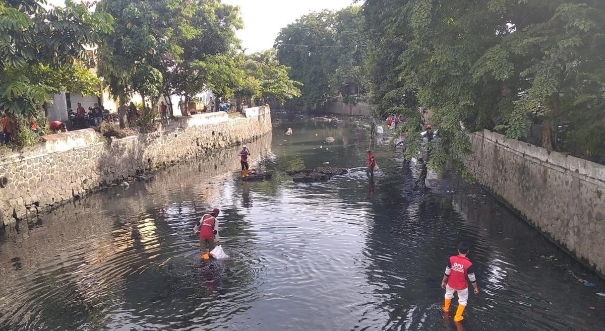 Pemkot Semarang Resik-resik Kali Semarang