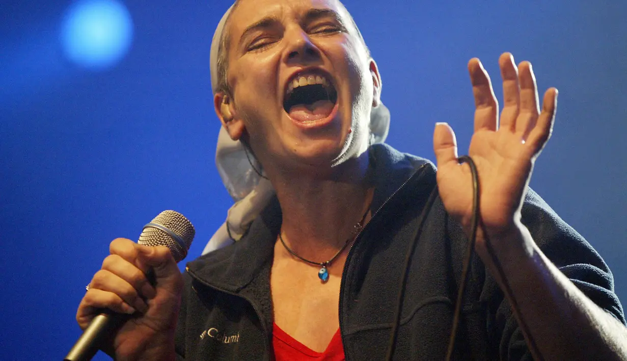 Nama Sinead O'Connor melambung setelah melantunkan lagu "Nothing Compares 2 U" yang ditulis oleh Prince dan dirilis pada 1990. (Photo by Fred TANNEAU / AFP, File))